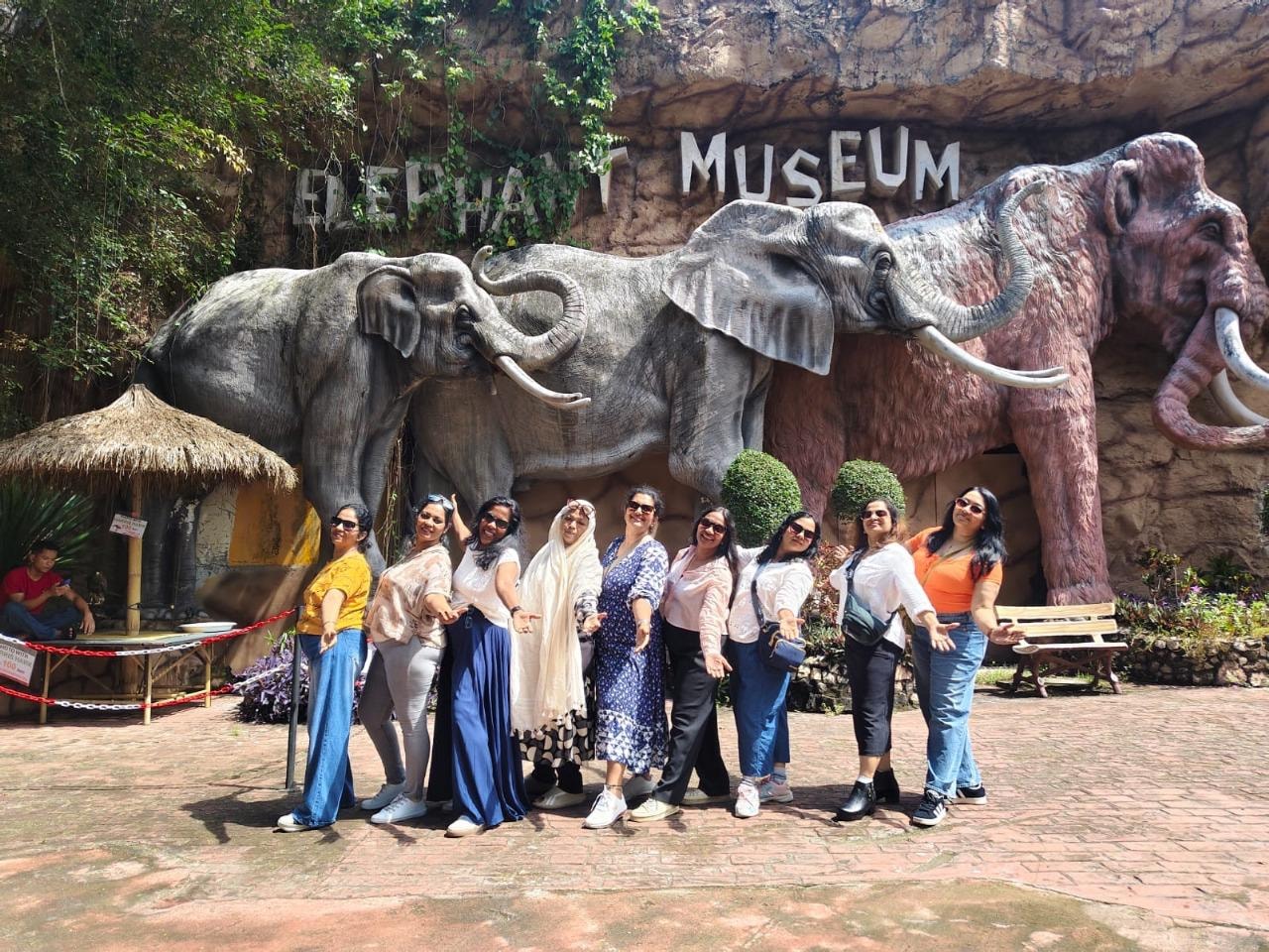 Travel group at Sri Racha Tiger Zoo Pattaya